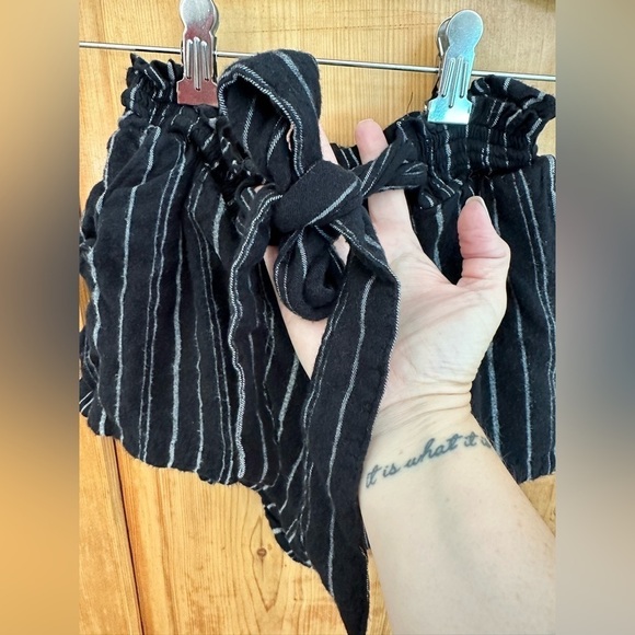 🎉Women’s XS Hollister Shorts Black & White Elastic Waist w/Belt - Picture 3 of 10